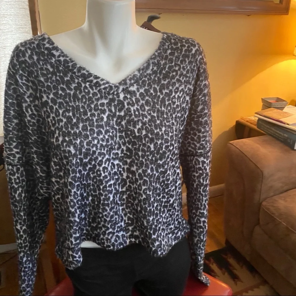 🆕 NWT Freshman Juniors' Fuzzy V-Neck Sweater